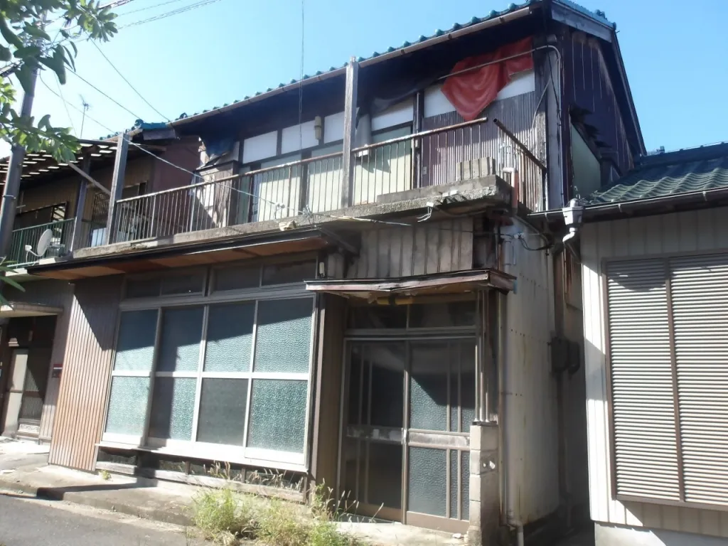 Akiya in Kuwana