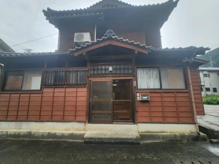 Akiya in Seiyo