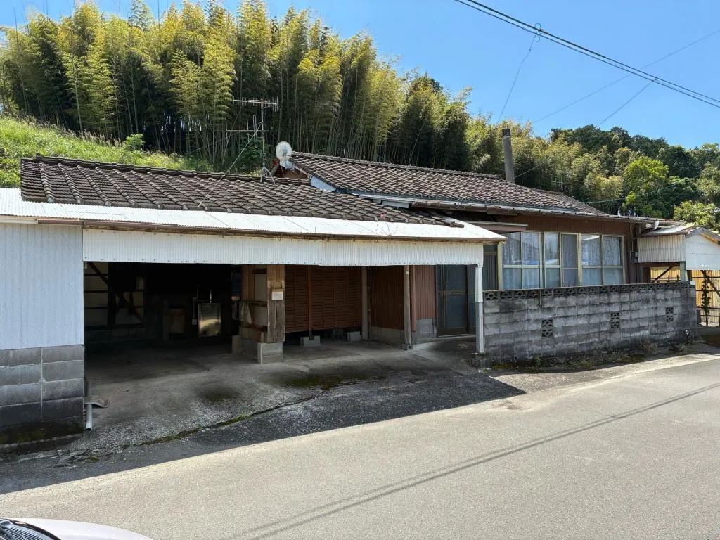 Akiya in Izumi