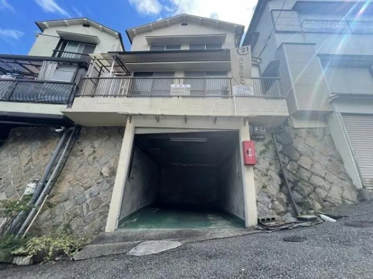 Akiya in Kobe